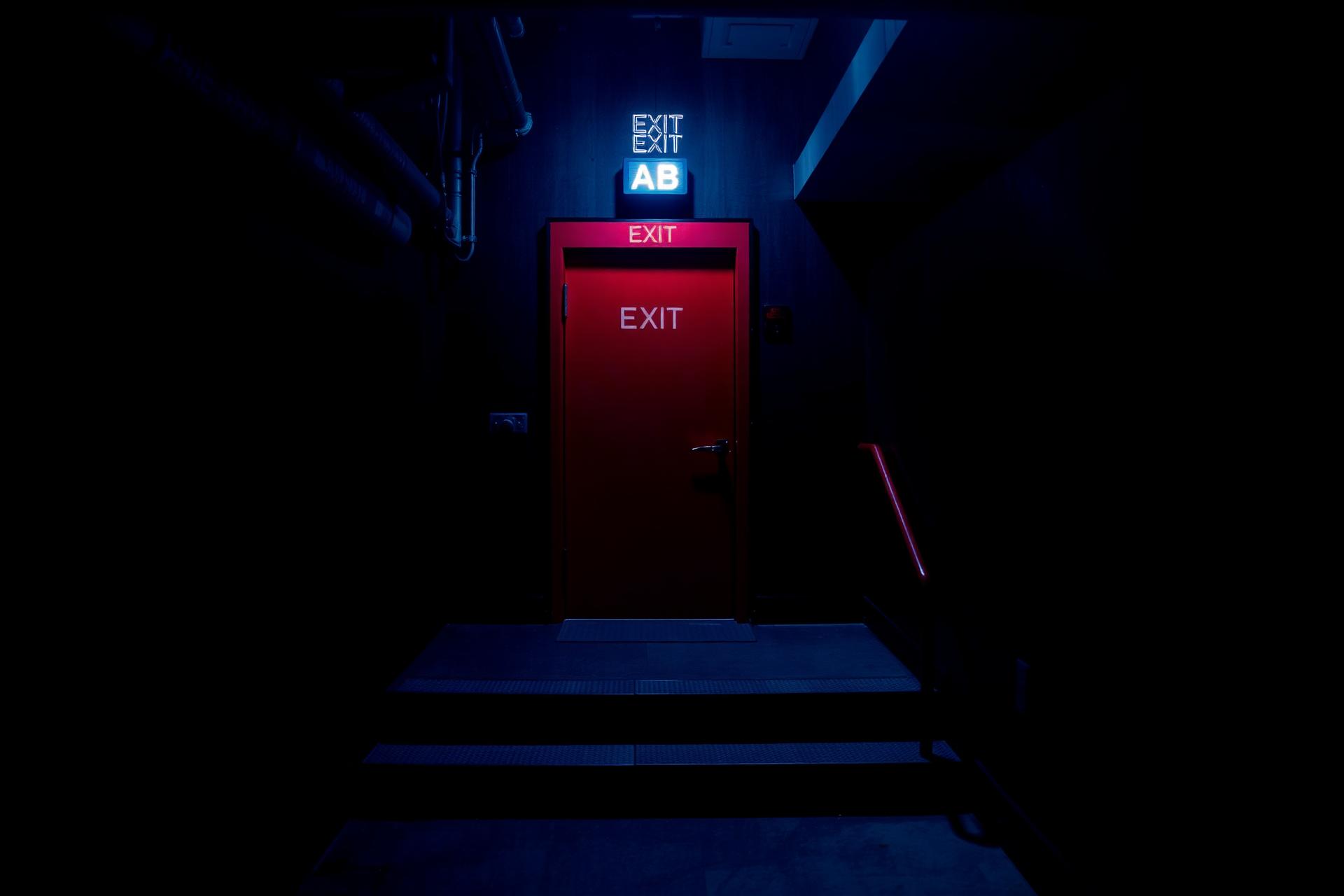 Porta corta-fogo em escada de emergência